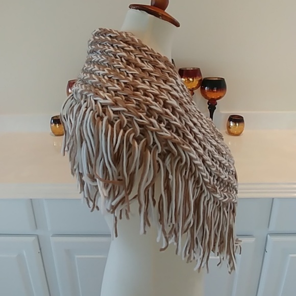 🌺BEIGE & WHITE KNIT SCARF WITH BUTTONS & FRINGE - Picture 3 of 4